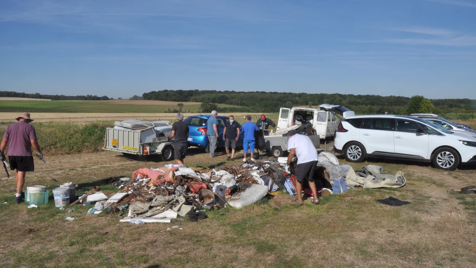 Les membres du club organise une opération nettoyage