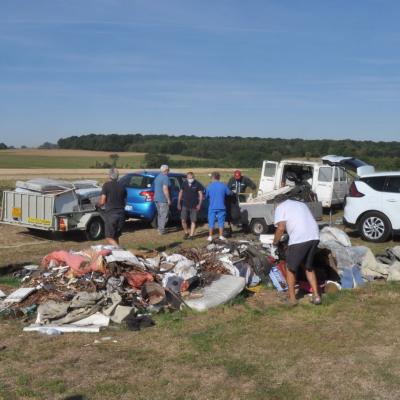 Les membres du club organise une opération nettoyage