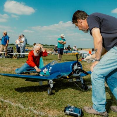 Max avec son super avion