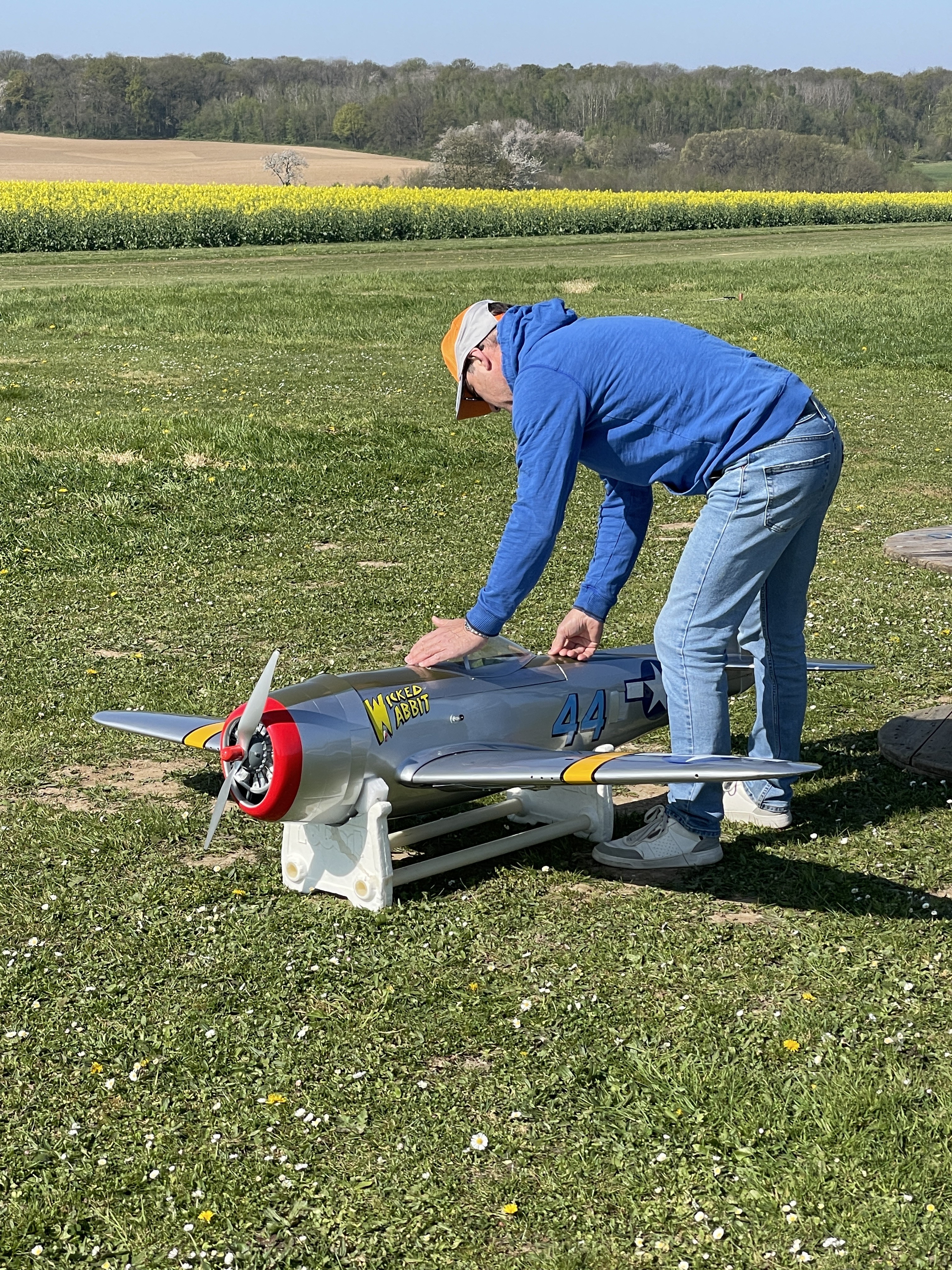 Denis en préparation avec un super avion