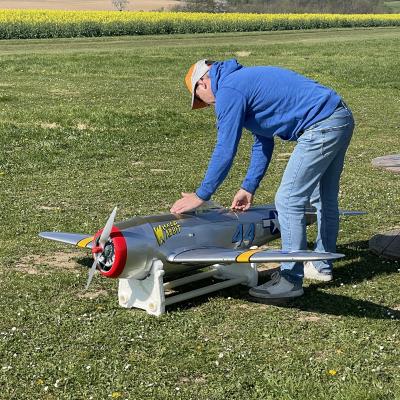 Denis en préparation avec un super avion